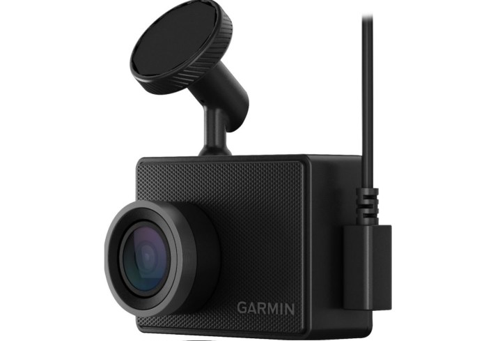 Una cámara de tablero Garmin negra sobre un fondo blanco.