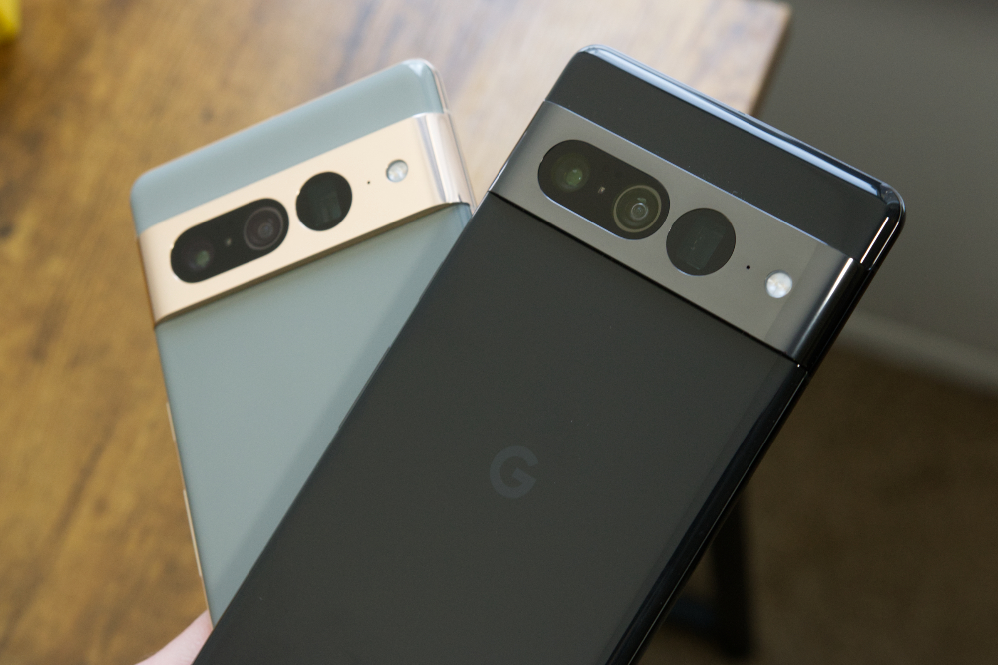 Dos teléfonos inteligentes Google Pixel 7 Pro.
