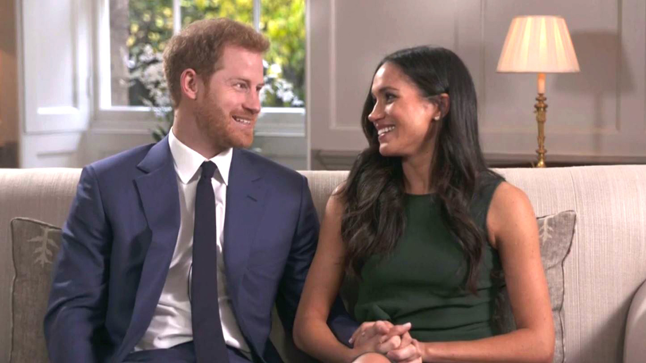 Harry y Meghan sentados en un sofá para su entrevista en el Palacio de Kensington.