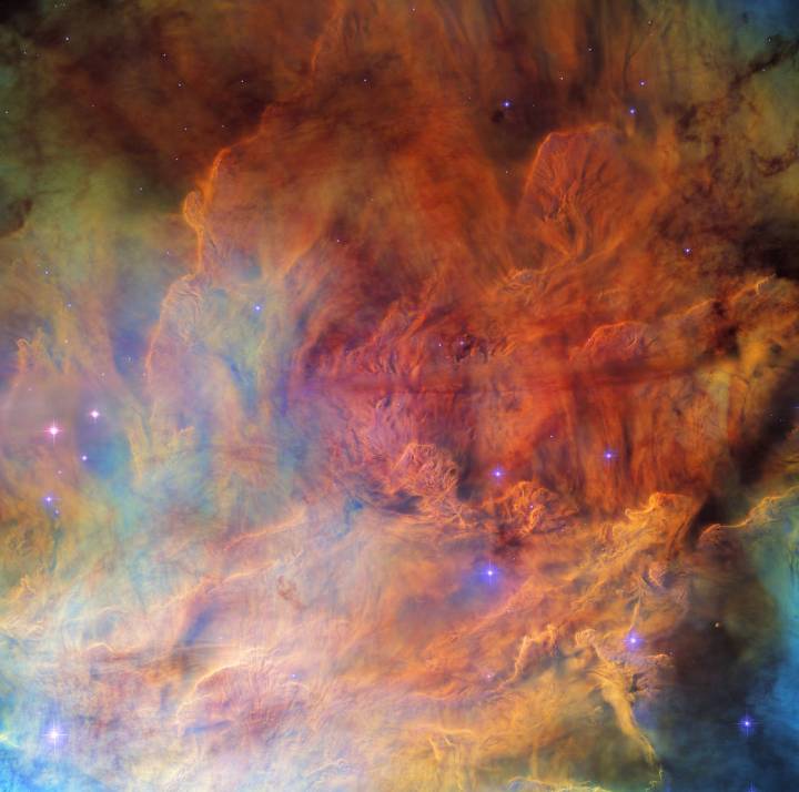 Una parte del cúmulo abierto NGC 6530 aparece como una turbulenta pared de humo salpicada de estrellas.