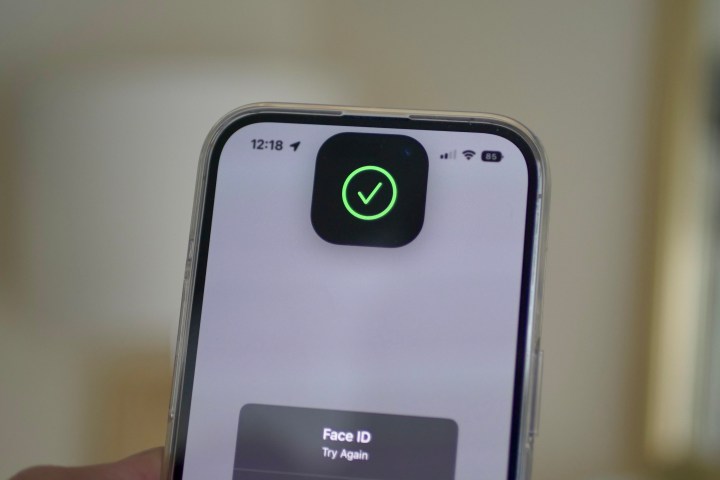 Icône de coche Face ID sur Dynamic Island de l’iPhone 14 Pro.