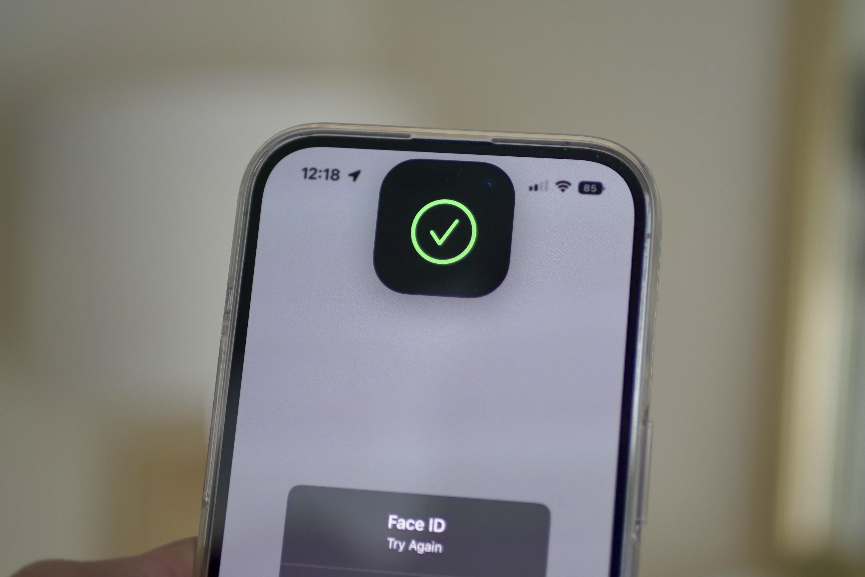 Ícone de marcação do Face ID na Ilha Dinâmica do iPhone 14 Pro.