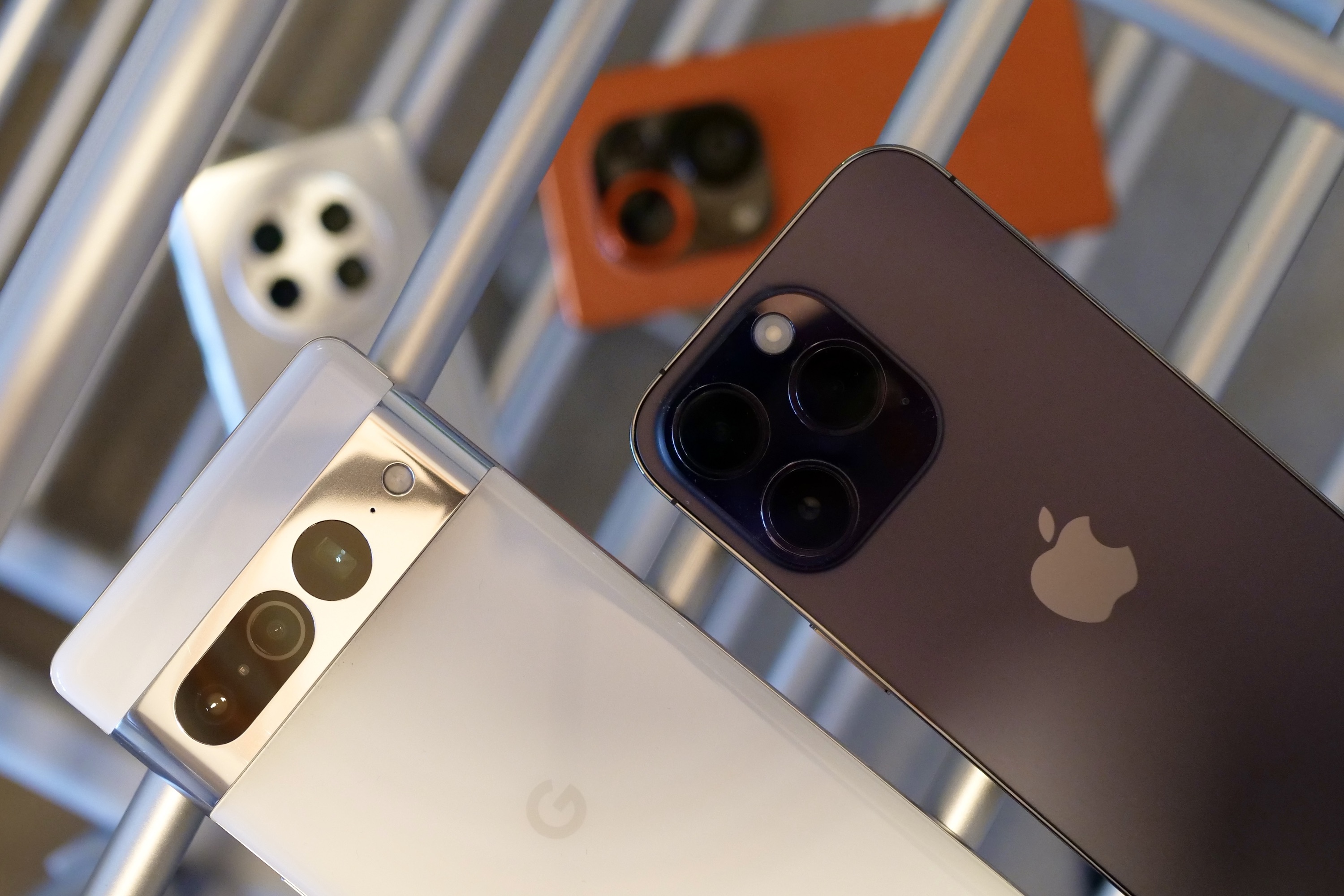 Módulos de cámara iPhone 14 Pro y Pixel 7 Pro.