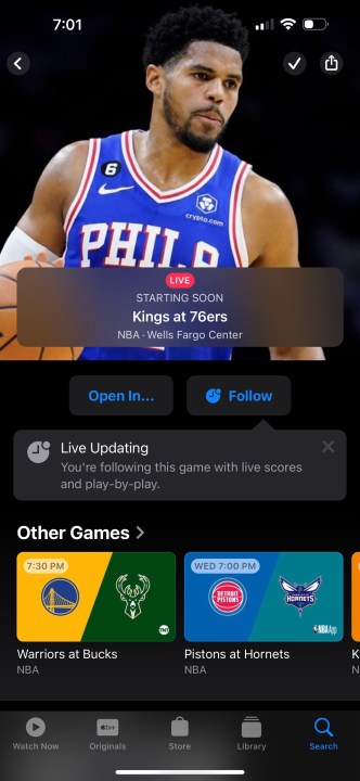 Una partita NBA in diretta nell'app Apple TV.