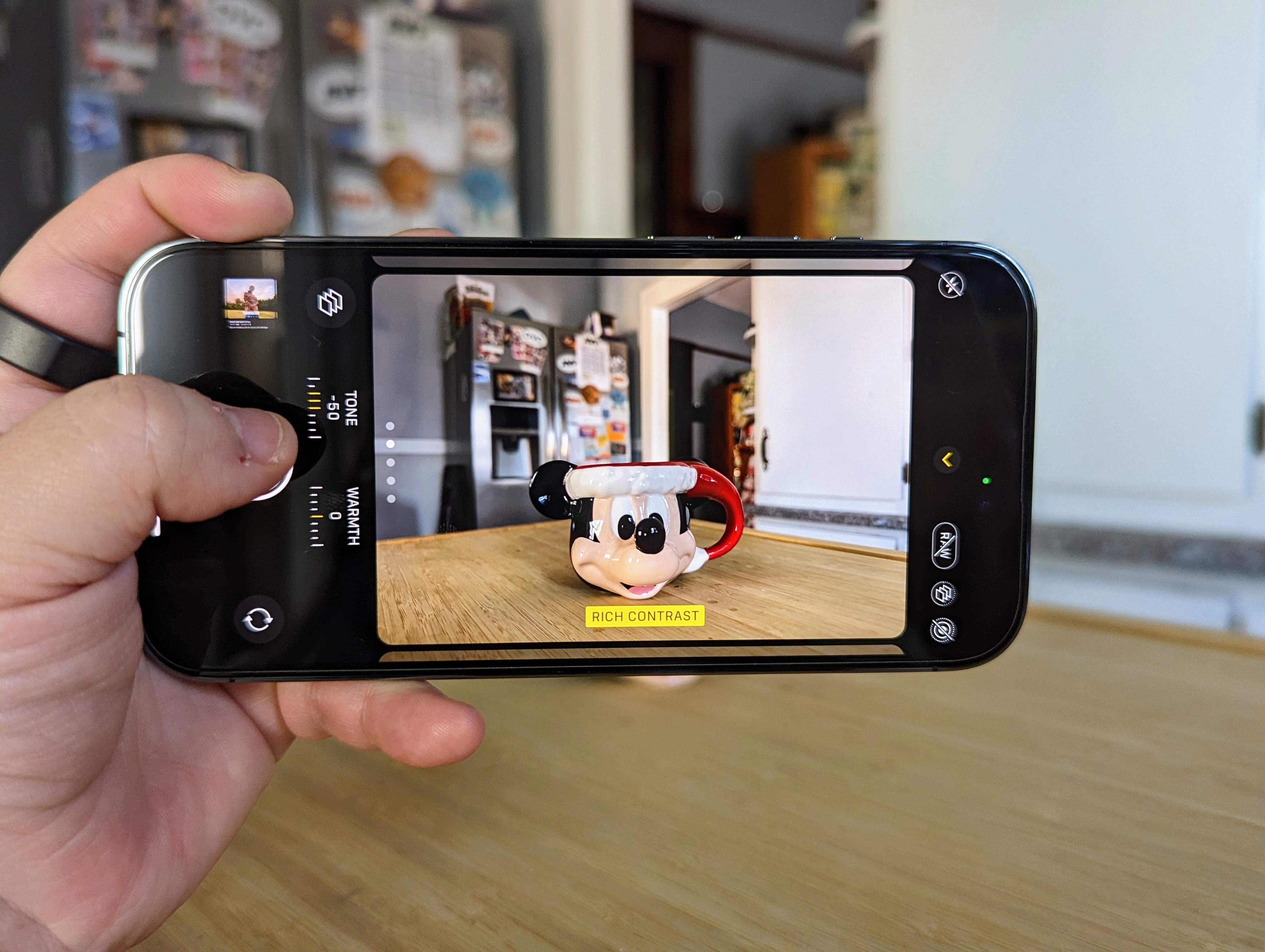 iPhone 14 Pro com aplicativo de câmera em estilos fotográficos