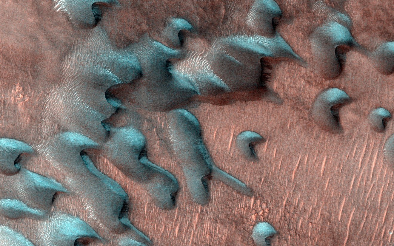 Die HiRISE-Kamera an Bord des Mars Reconnaissance Orbiter der NASA nahm diese Bilder von Sanddünen auf, die kurz nach der Wintersonnenwende von Frost bedeckt waren.  Der Frost hier ist eine Mischung aus Kohlendioxid (Trocken-) Eis und Wassereis und wird in einigen Monaten verschwinden, wenn der Frühling kommt.
