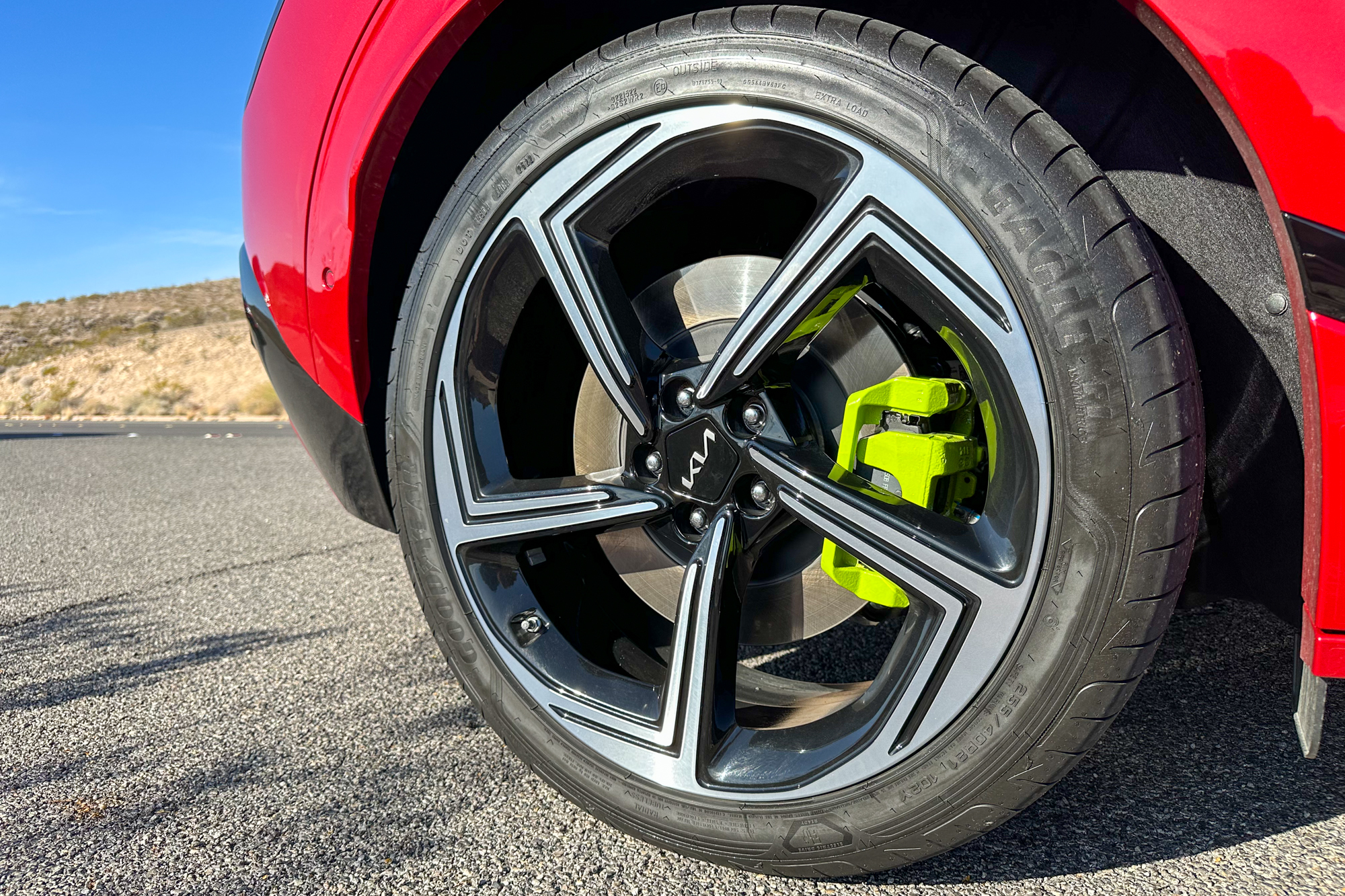 Detalhe da roda dianteira do Kia EV6 GT 2023.