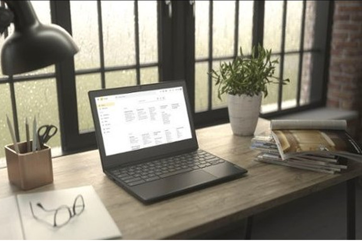 O Lenovo IdeaPad Chromebook 3 fica aberto em uma mesa.