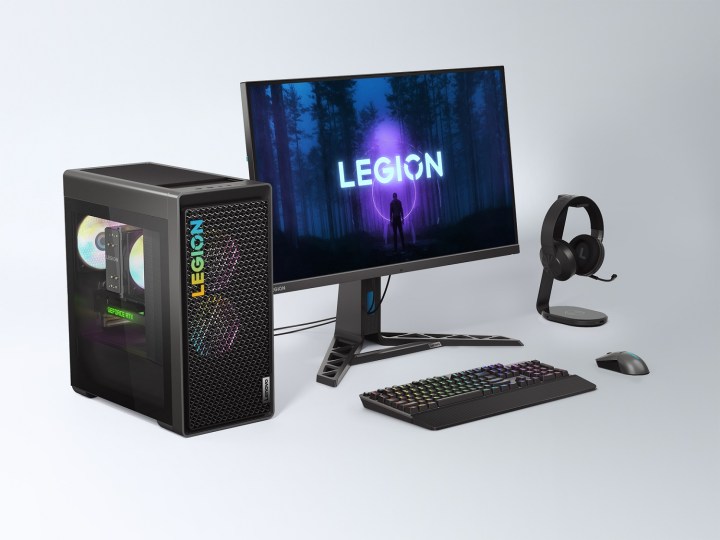 El escritorio para juegos Legion Tower 5i de Lenovo sentado junto a un monitor y un teclado.