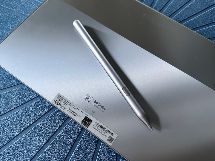 Lenovo Tab P11 Pro Gen 2 retro a due tonalità con Precision Pen 3 in alto su sfondo blu