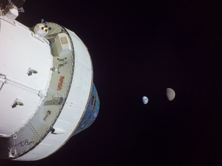 La nave espacial Orion no tripulada de la NASA alcanzó una distancia máxima de casi 270,000 millas de la Tierra durante la prueba de vuelo Artemisa I antes de comenzar su viaje de regreso a la Tierra. Orión capturó imágenes de la Tierra y la Luna juntas desde su órbita lunar distante, incluida esta imagen el 28 de noviembre de 2022, tomada desde la cámara en una de las alas de la matriz solar de la nave espacial.