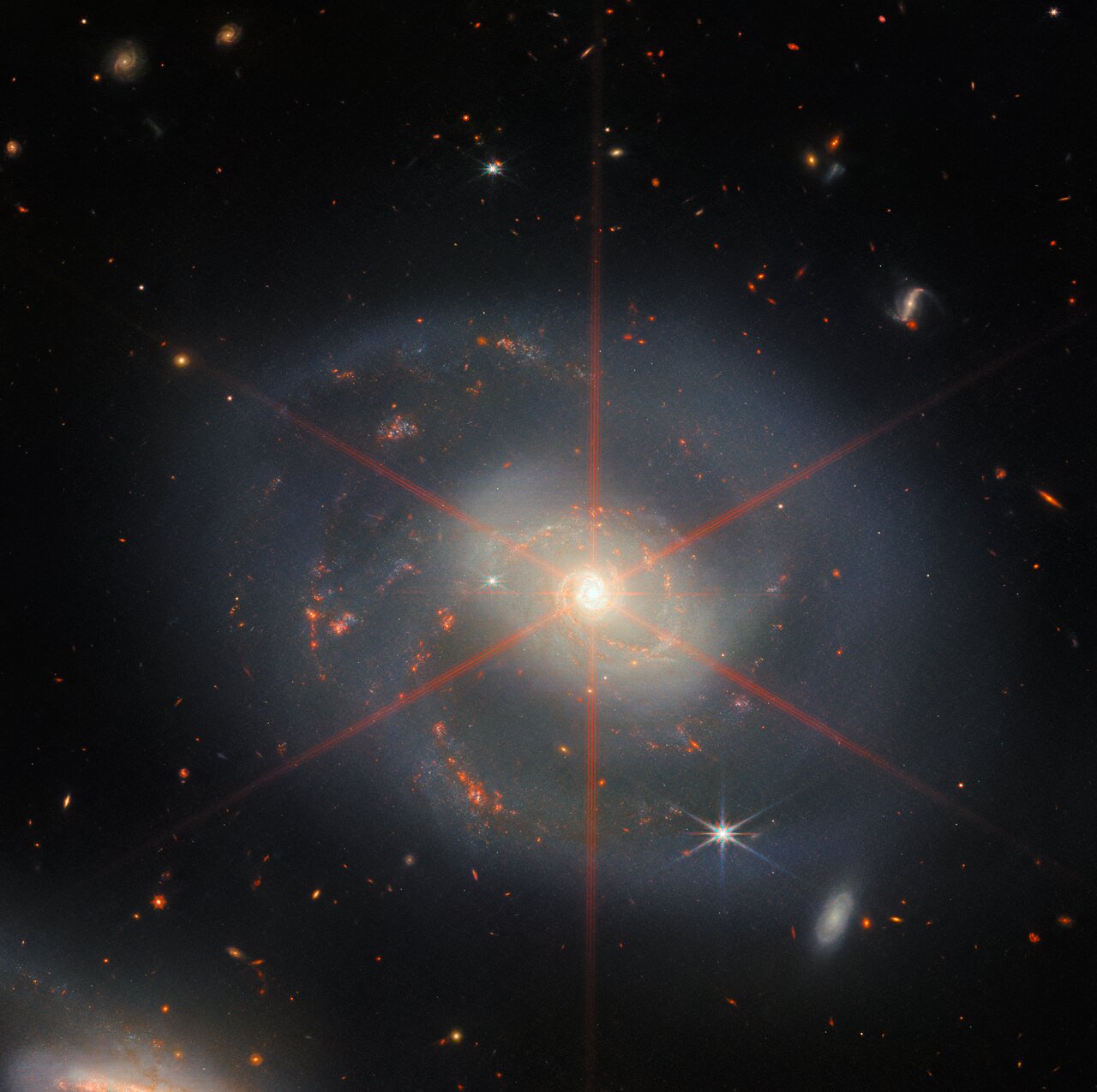 NGC 7469, eine leuchtende, frontale Spiralgalaxie mit einem Durchmesser von etwa 90.000 Lichtjahren, die etwa 220 Millionen Lichtjahre von der Erde entfernt im Sternbild Pegasus liegt.  Ihre Begleitgalaxie IC 5283 ist teilweise im unteren linken Teil dieses Bildes sichtbar.