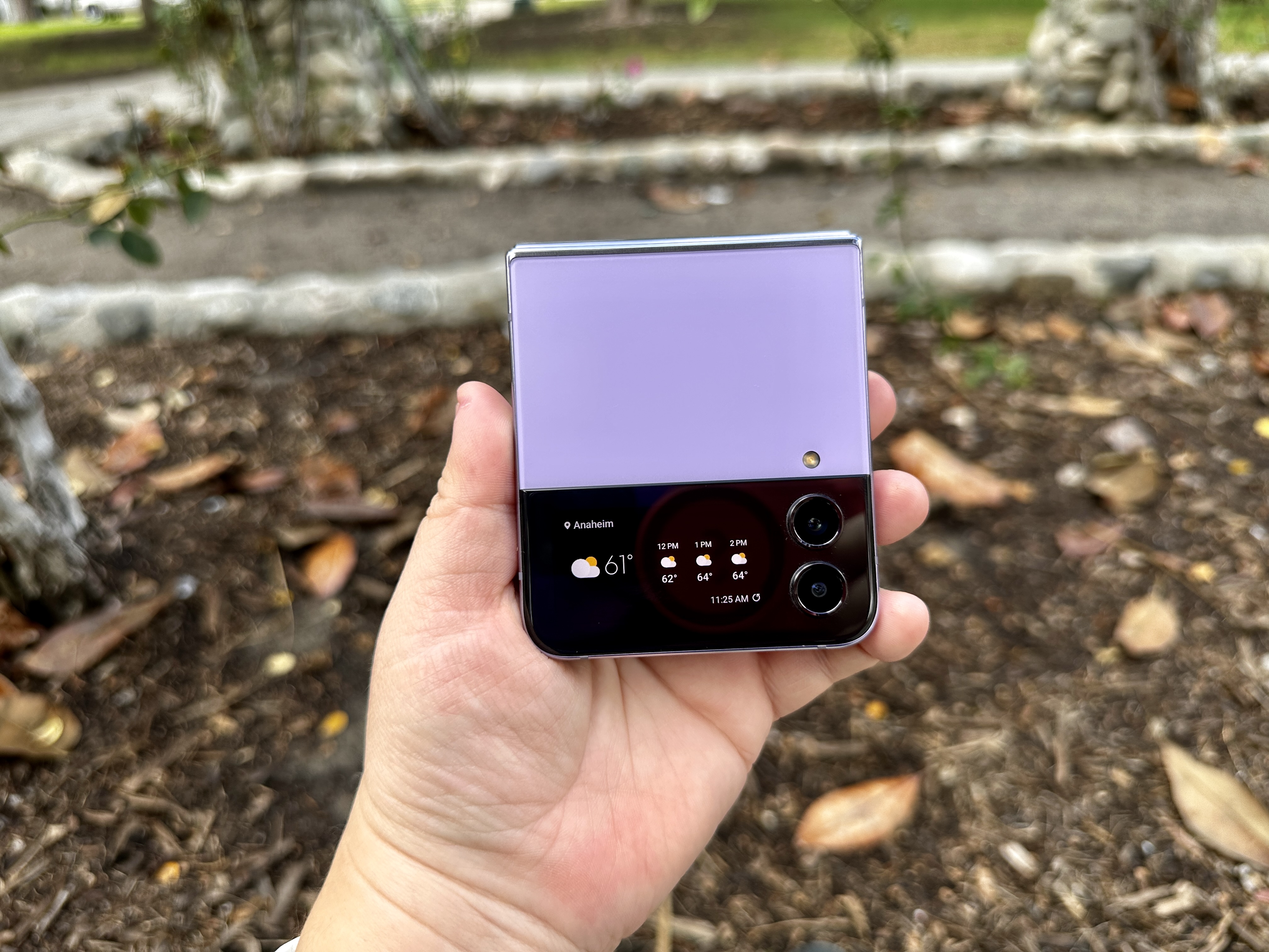 Samsung Galaxy Z Flip 4 Bora Purple cubierta pantalla clima