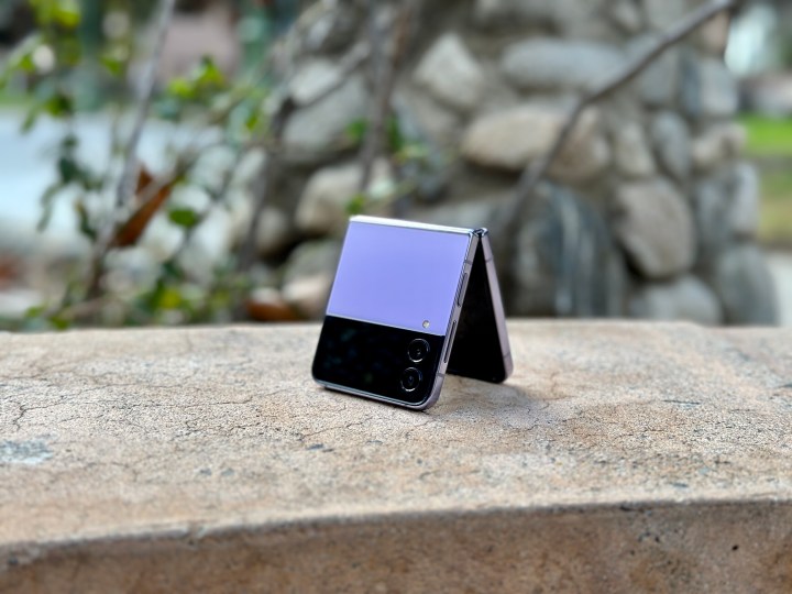 Samsung Galaxy Z Flip 4 Bora Purple stă deschis