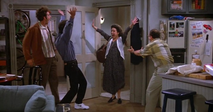 Cuatro personas celebran en Seinfeld.