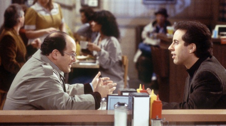 George y Jerry hablan en Seinfeld.