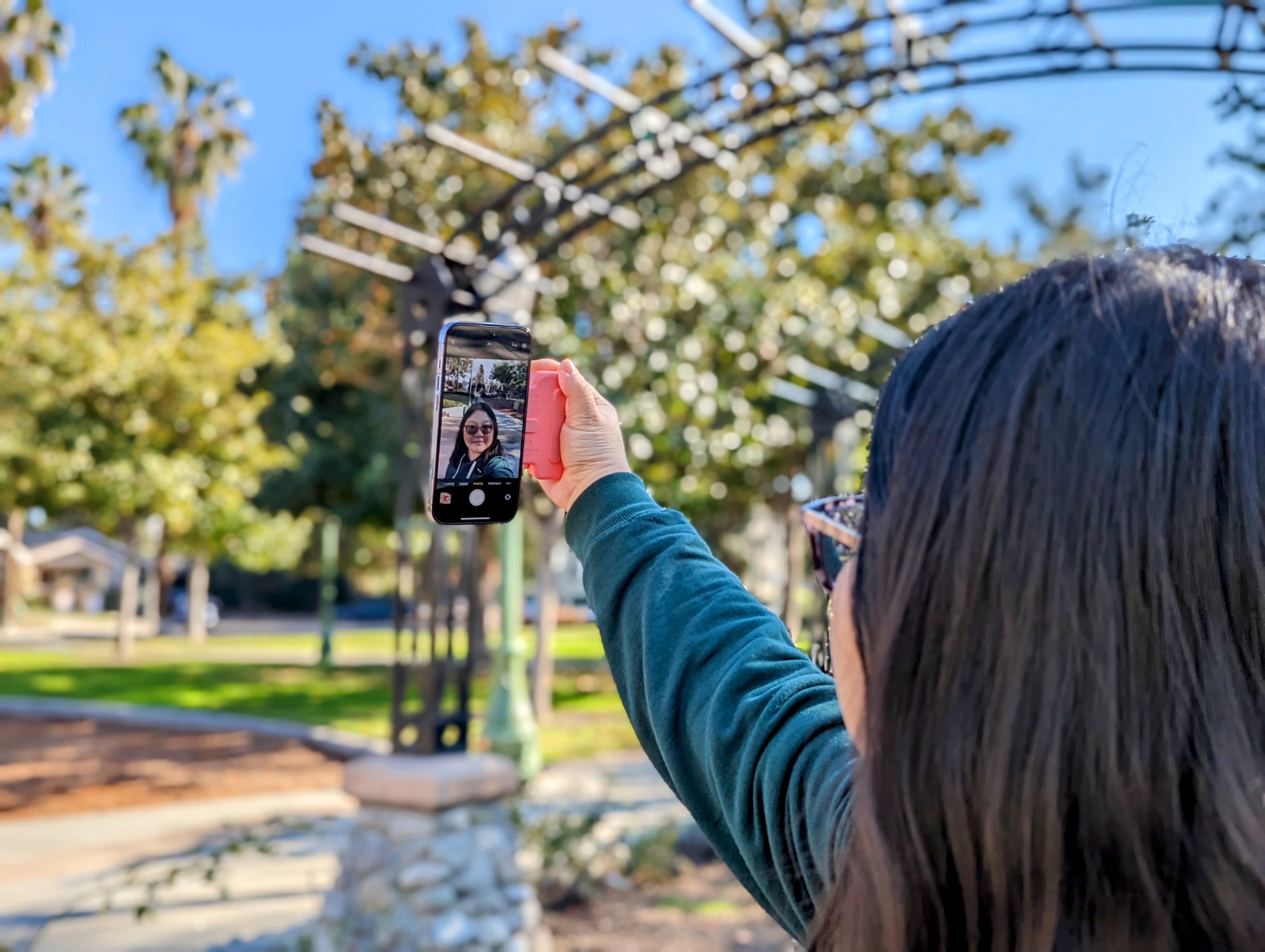 ShiftCam SnapGrip sostenido en una mano para selfie vertical