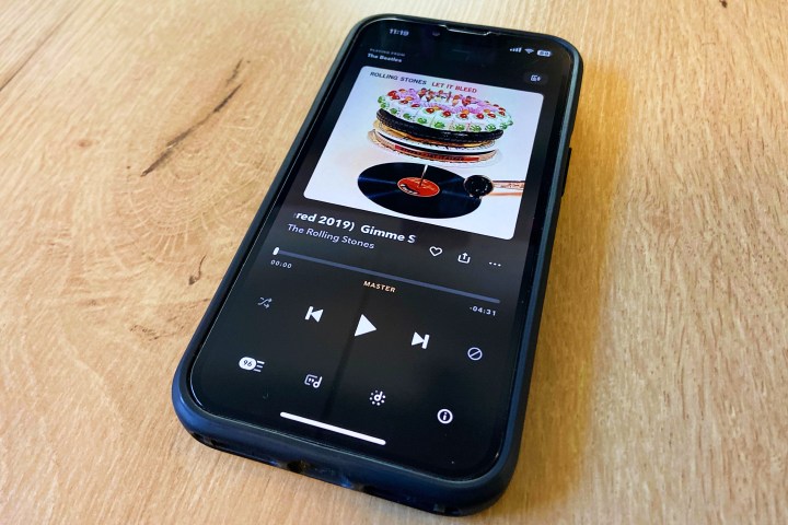 Un iPhone avec les Rolling Stones jouant sur l'application Tidal.