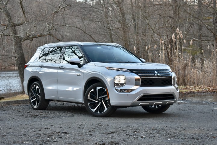 Front three quarter view of the 2023 Mitsubishi Outlander PHEV.