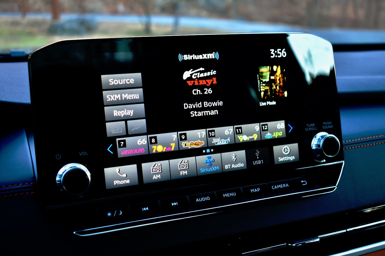 Il touchscreen dell'infotainment del Mitsubishi Outlander PHEV 2023.