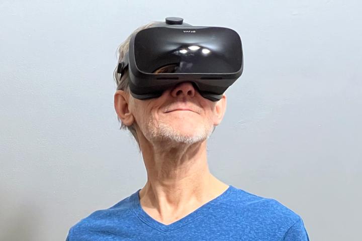 Alan Truly sorride in questo primo piano, mentre indossa il visore Varjo Aero VR.