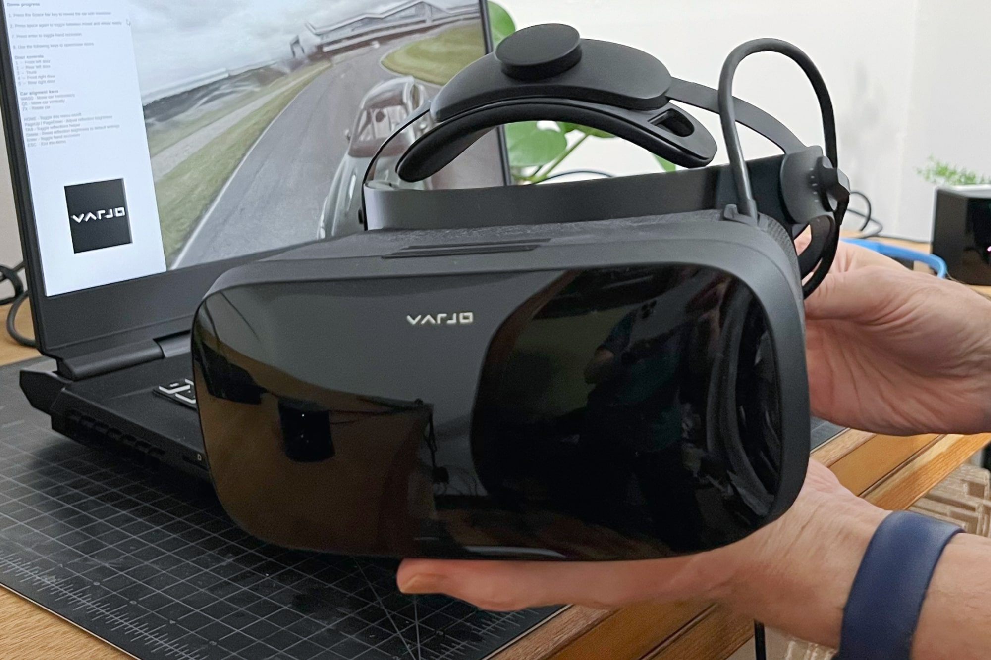 Close do headset Varjo Aero VR sendo segurado por Alan Truly.