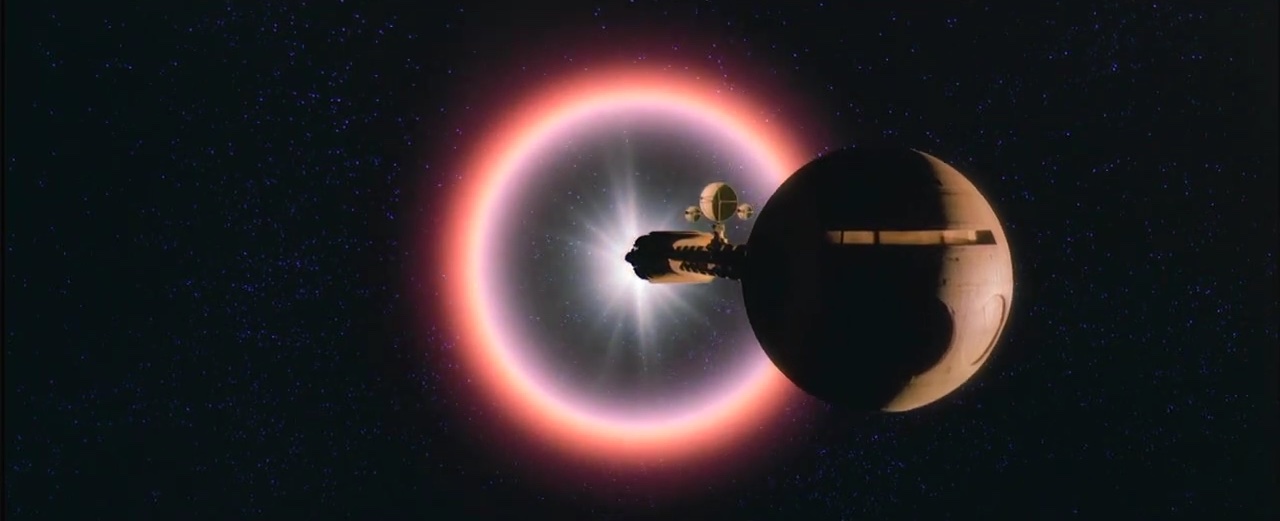 Discovery One flutuando atrás de uma estrela em "2010: o ano em que fizemos contato".