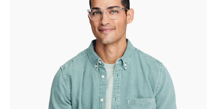 Um homem usando óculos Esme.