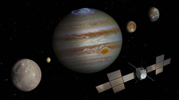 Juice está programado para ser lançado em 2022 em uma jornada de sete anos para o sistema joviano.  Sua turnê incluirá uma fase orbital dedicada de Júpiter, sobrevôos direcionados de Europa, Ganimedes e Calisto e, finalmente, nove meses orbitando Ganimedes – a primeira vez que qualquer lua além da nossa foi orbitada por uma espaçonave.  Na impressão do artista, que não está em escala, Ganimedes é mostrado em primeiro plano, Calisto na extrema direita e Europa no centro-direita.  A lua vulcanicamente ativa Io também é mostrada, à esquerda.  As luas foram fotografadas pela espaçonave Galileo da NASA;  Júpiter é visto aqui com uma aurora vívida, capturada pelo Telescópio Espacial Hubble da NASA/ESA.