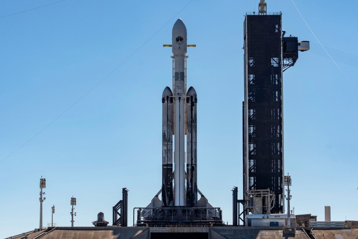El Falcon Heavy se ve en el Complejo de Lanzamiento 39A en Florida.