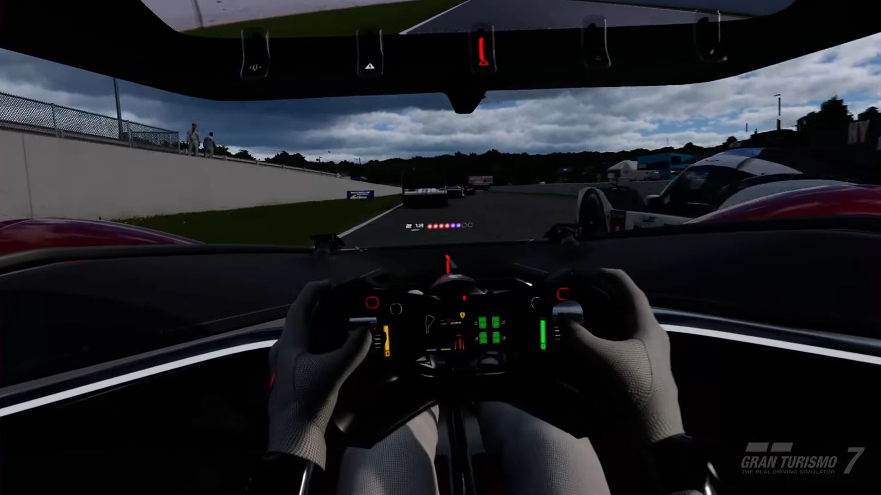 Um motorista segura o volante de um carro no Gran Turismo 7 VR.