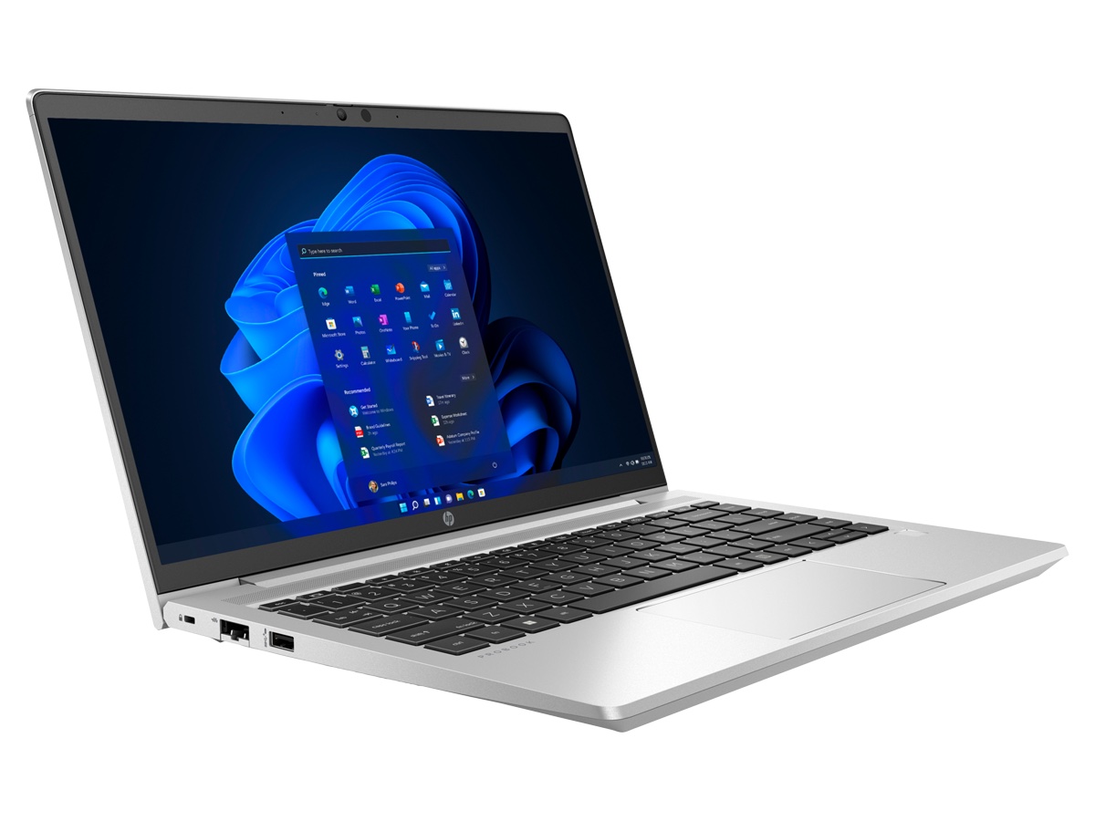 Ângulo lateral do notebook HP ProBook 445 G8 contra um fundo branco.
