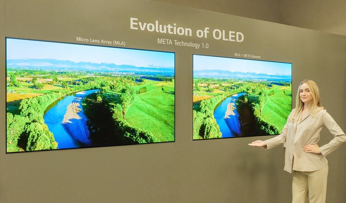 Un portavoz se encuentra junto a las pantallas que muestran la tecnología META OLED de LG Display en CES 2023.