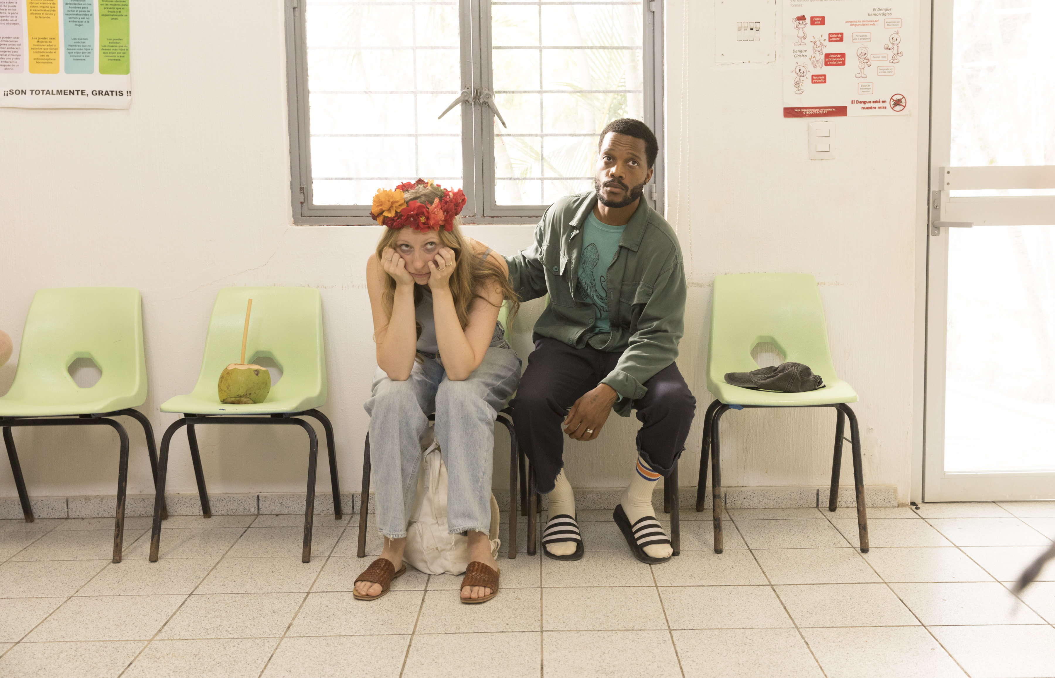 Anna Konkle e Jermaine Fowler sentam-se na sala de espera de um hospital durante uma cena de The Drop.