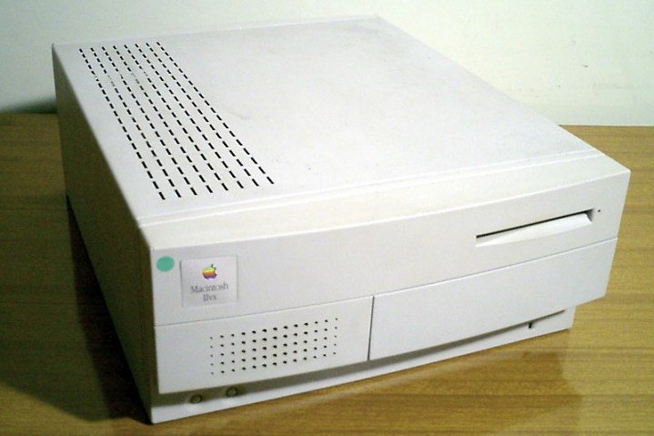 Un ordenador Apple Macintosh IIvx sobre un escritorio de madera.