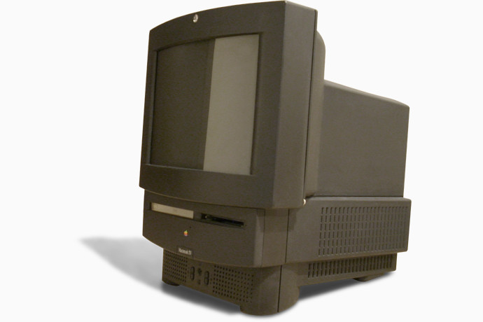 Un televisor Apple Macintosh sobre un fondo blanco.