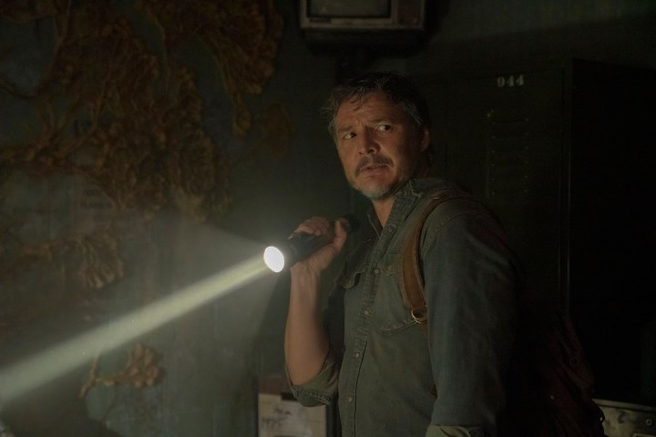 Pedro Pascal sostiene una linterna en The Last of Us.