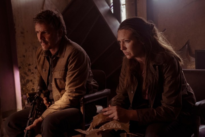 Pedro Pascal se sienta junto a Anna Torv en The Last of Us.