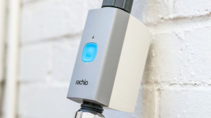 O Rachio Smart Hose Timer instalado em uma torneira externa.