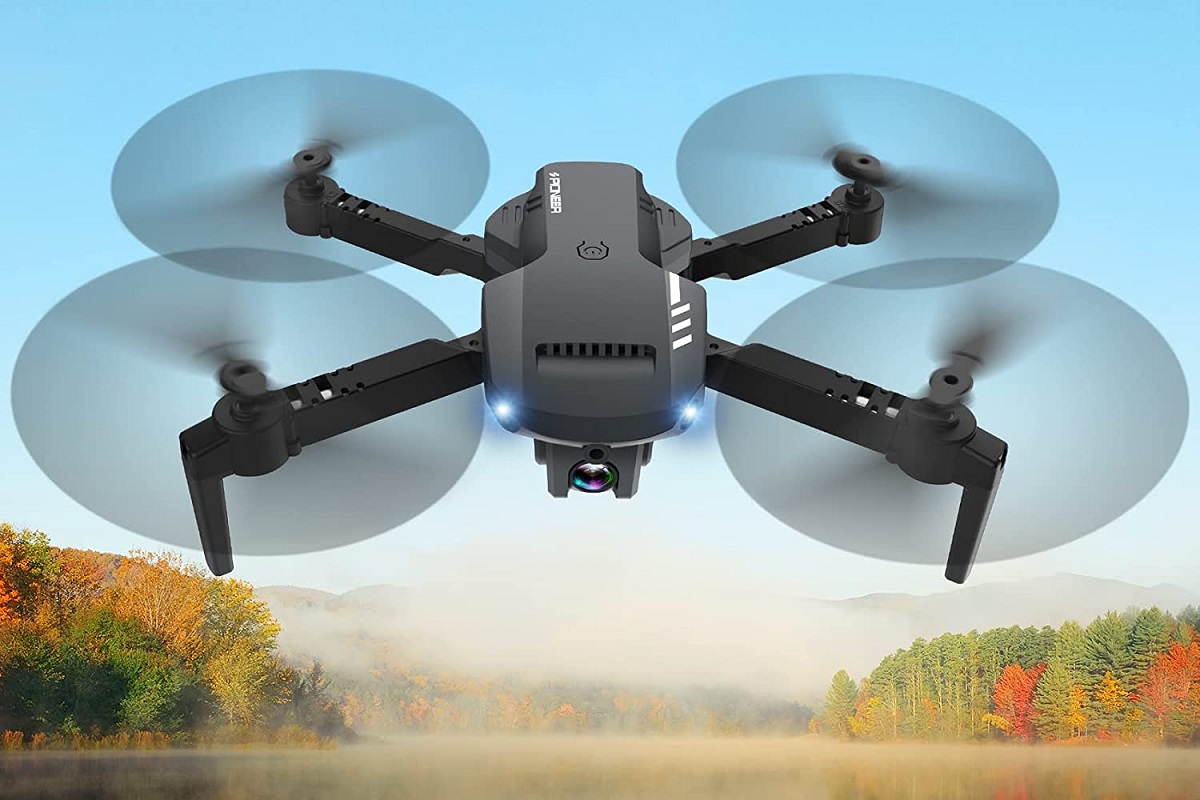 O Radclo Mini Drone voando ao ar livre.