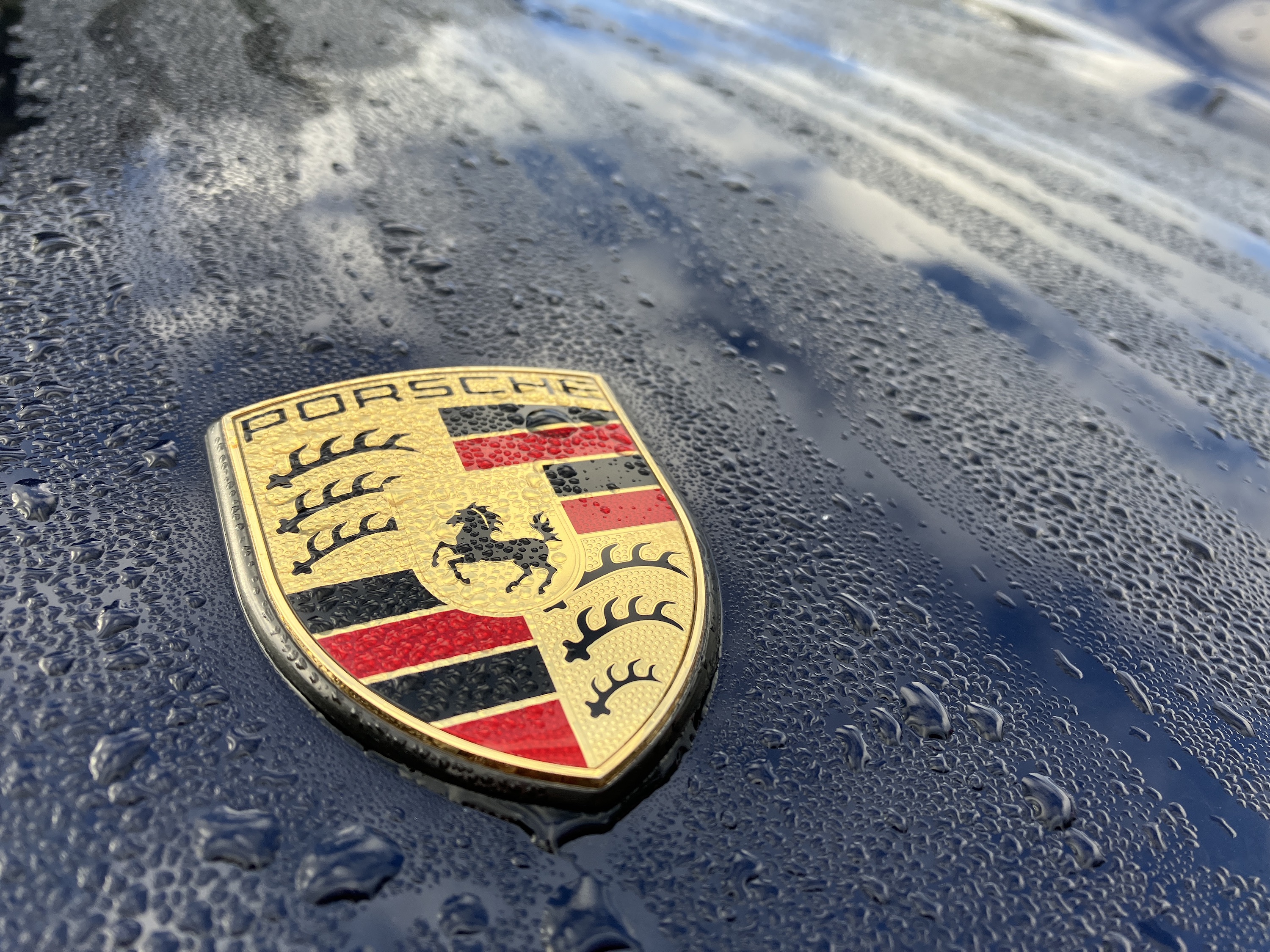 Foto de um emblema da Porsche tirada com o iPhone SE 2022.