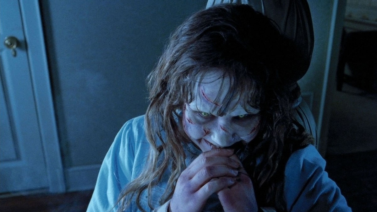 Ele geçirilmiş bir Regan, 1973 yapımı The Exorcist'te gülümsüyor.