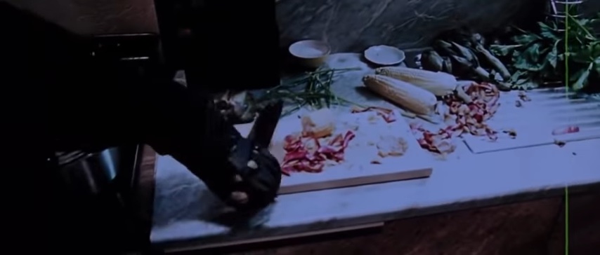 Un brazo agarrando un cuchillo en el tráiler de Eli Roth "Acción de gracias" en "Molienda."