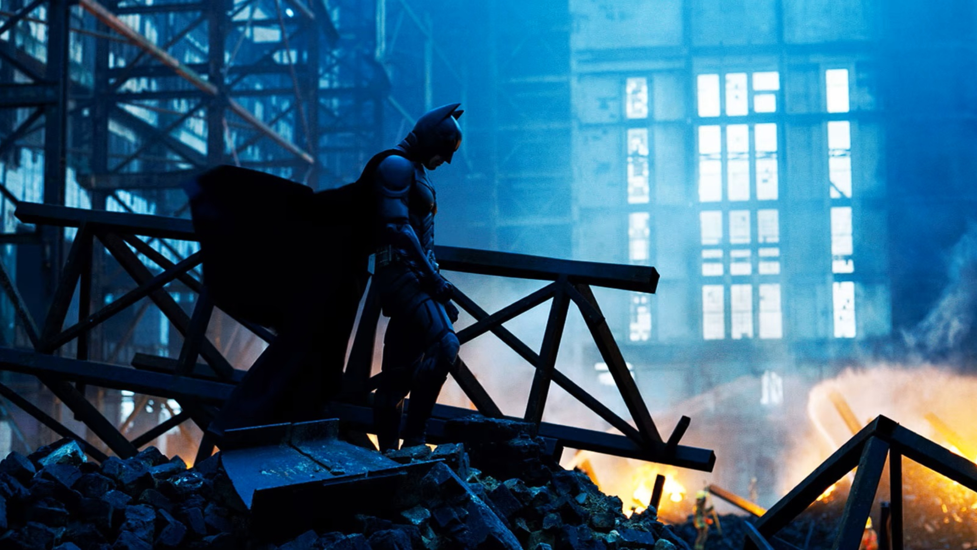Batman meditando sobre os destroços em O Cavaleiro das Trevas.