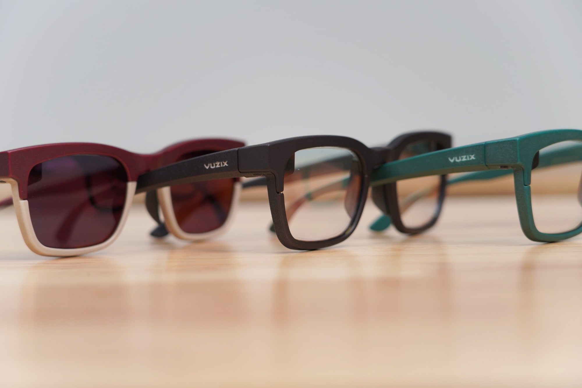 Os wearables Vuzix AR são notavelmente finos, como óculos comuns.