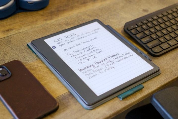 Amazon Kindle Scribe recostado sobre un escritorio.