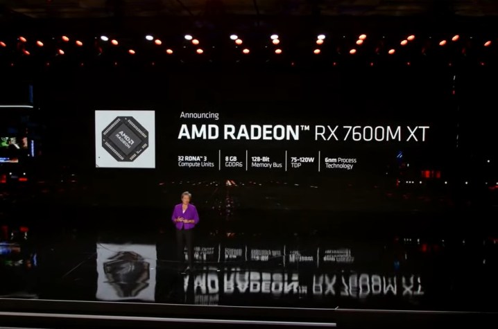 El CEO de AMD mostrando la RX 7600M XT en CES 2023.