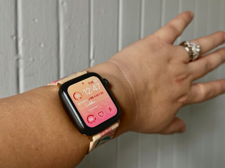 Apple Watch Series 5 al polso con quadrante modulare sfumato rosa