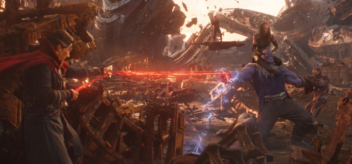 Os Vingadores lutam contra Thanos em Titã em Vingadores: Guerra Infinita.