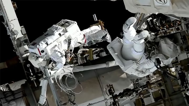 Los caminantes espaciales (desde la izquierda) Koichi Wakata y Nicole Mann son fotografiados instalando hardware en la estación espacial preparando el laboratorio orbital para su próximo despliegue solar.